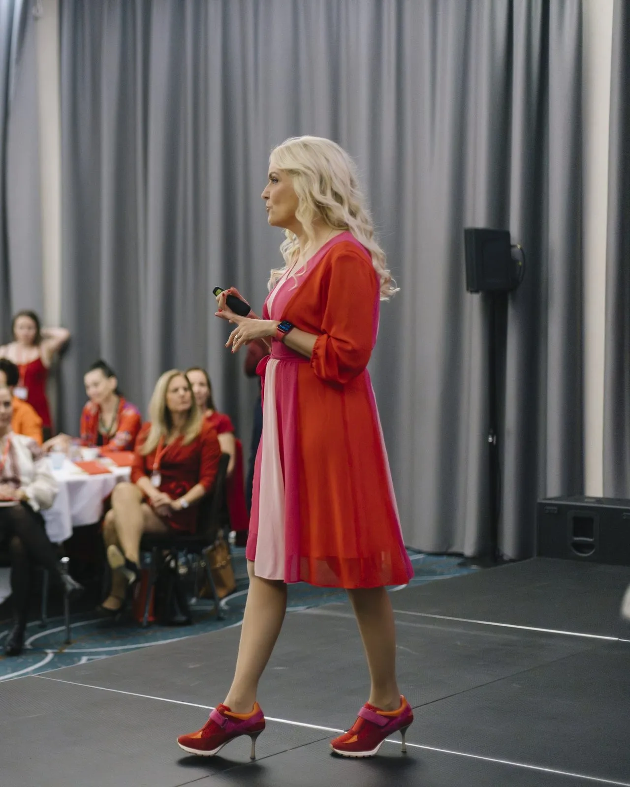 Sigrun walking the stage in front of the audience at SIGRUN Live 2025